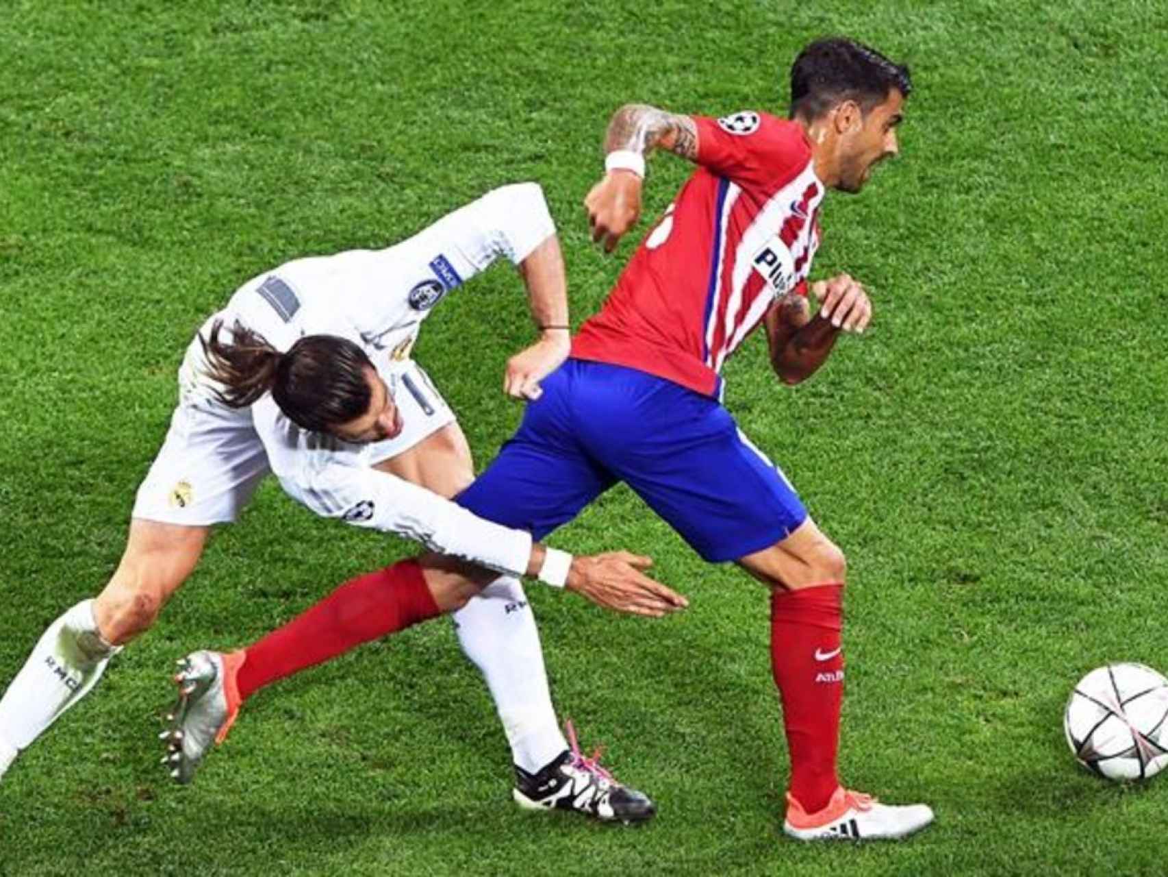 Augusto y Bale pugnan un balón en la final de la Champions.