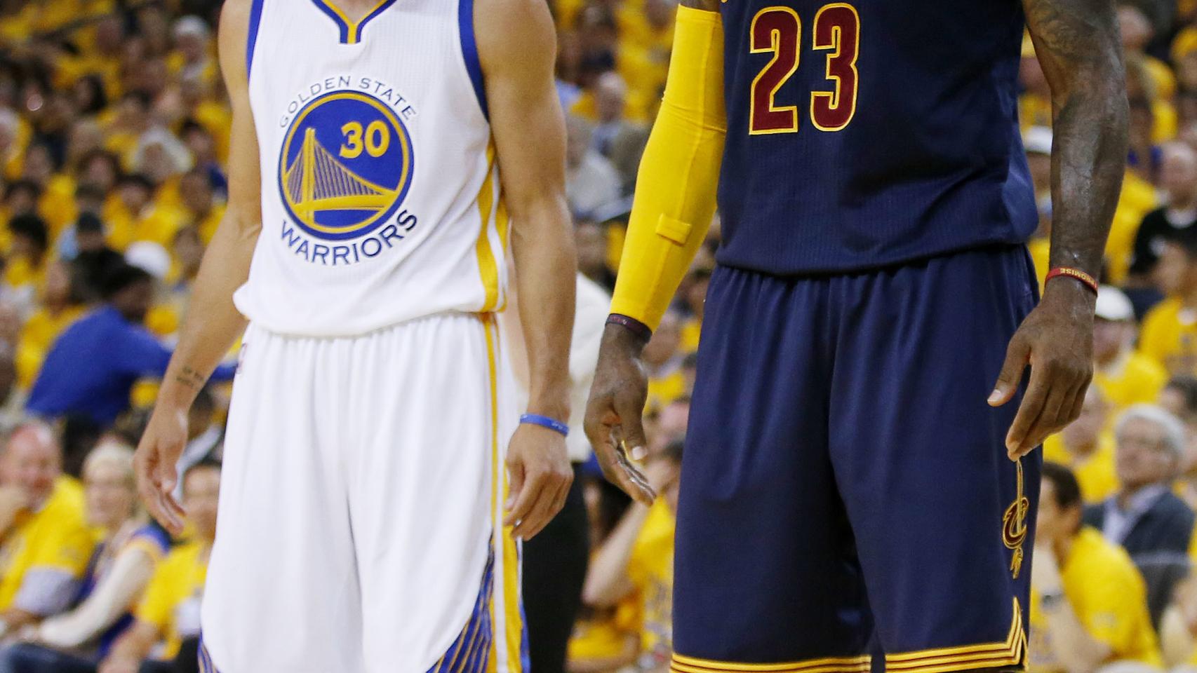 Stephen Curry y LeBron James en uno de sus últimos encuentros.