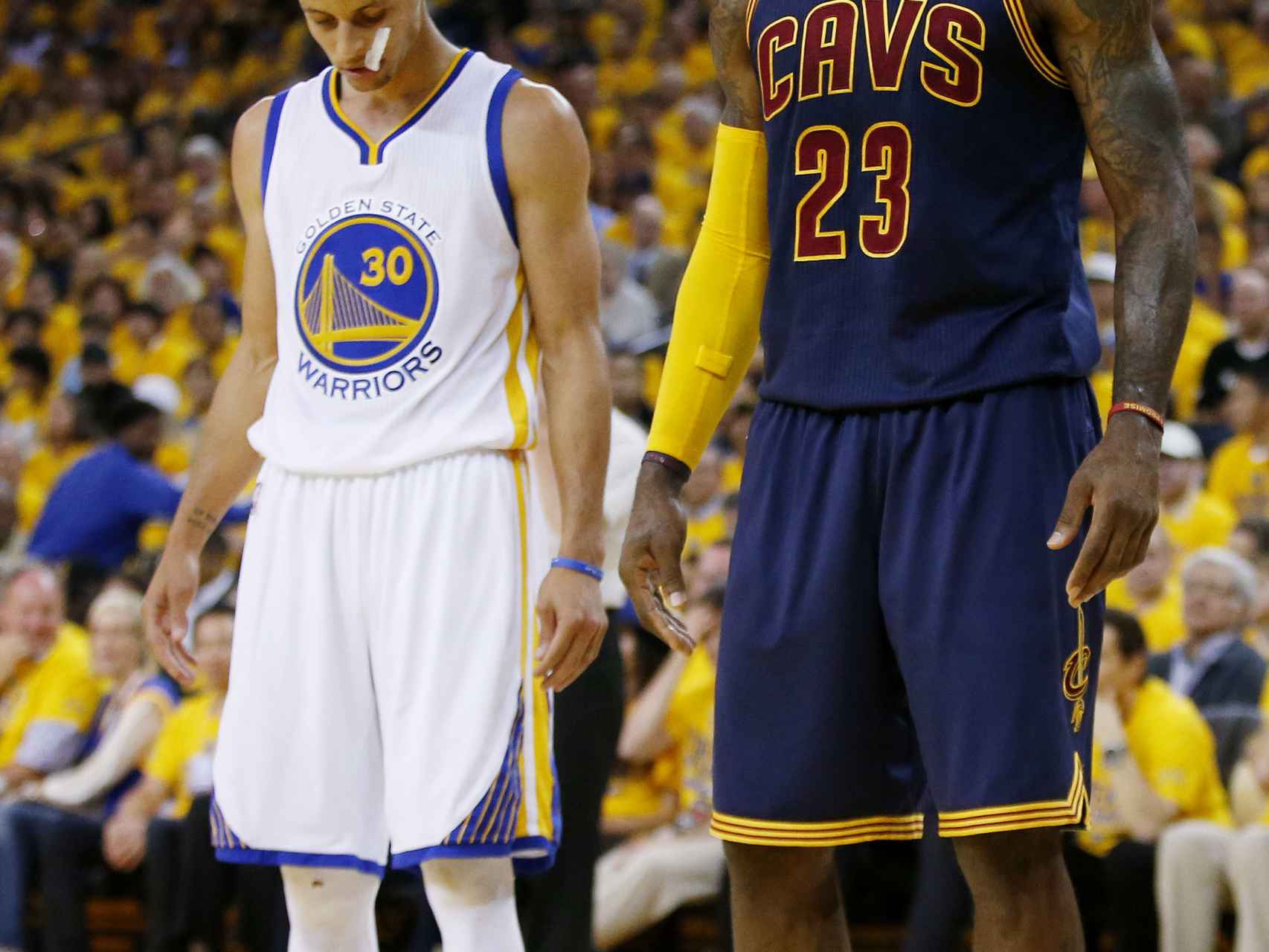 Stephen Curry y LeBron James en uno de sus últimos encuentros.