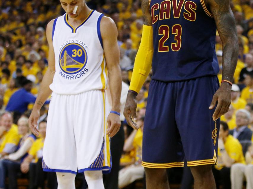 Stephen Curry y LeBron James en uno de sus últimos encuentros.