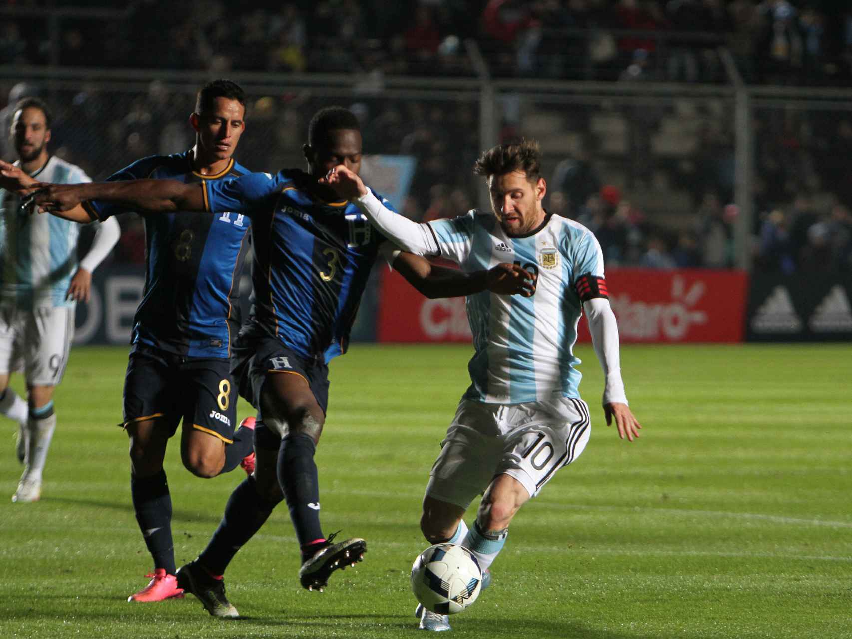 Messi disputa un balón con Figueroa ante Honduras.