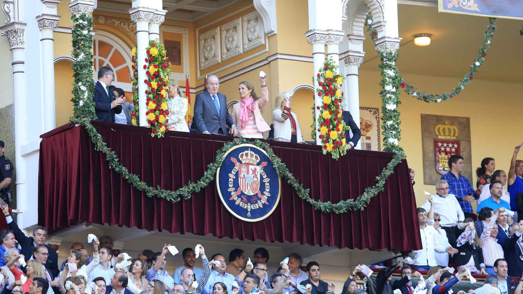 Cifuentes, el Rey emérito, doña Elena y Dancausa en el palco real.