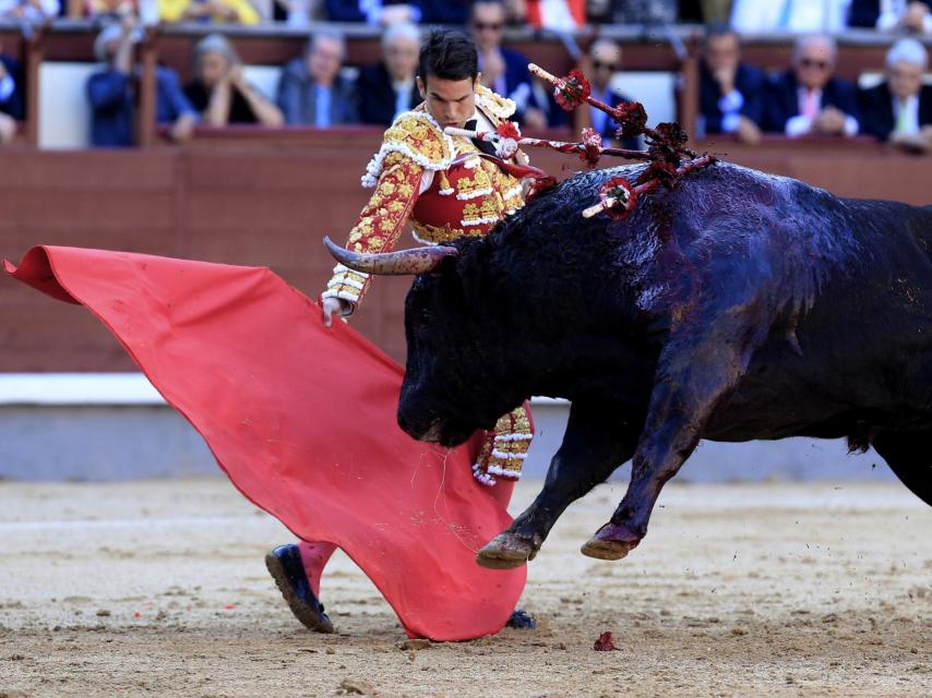 El diestro José María Manzanares da un pase con la muleta.