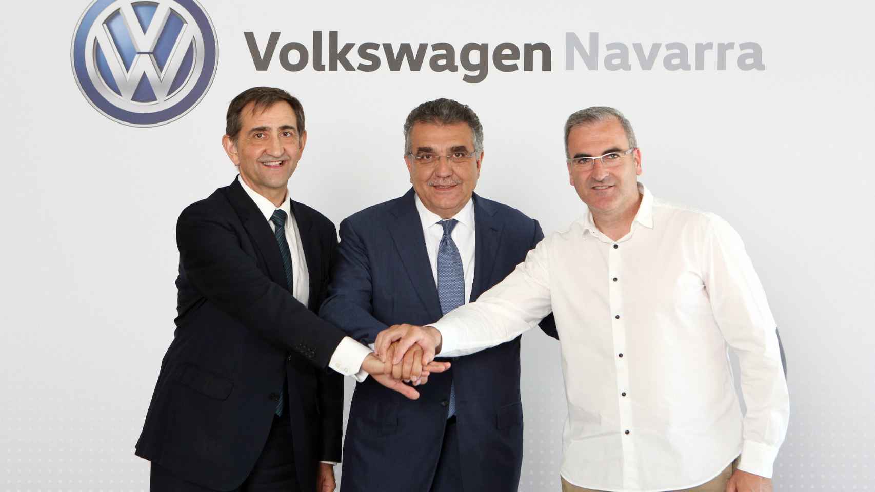 Emilio Sáenz, presidente de Volkswagen Navarra; Francisco Javier García Sanz, vicepresidente mundial de Compras, y Alfredo Morales, del comité de empresa.
