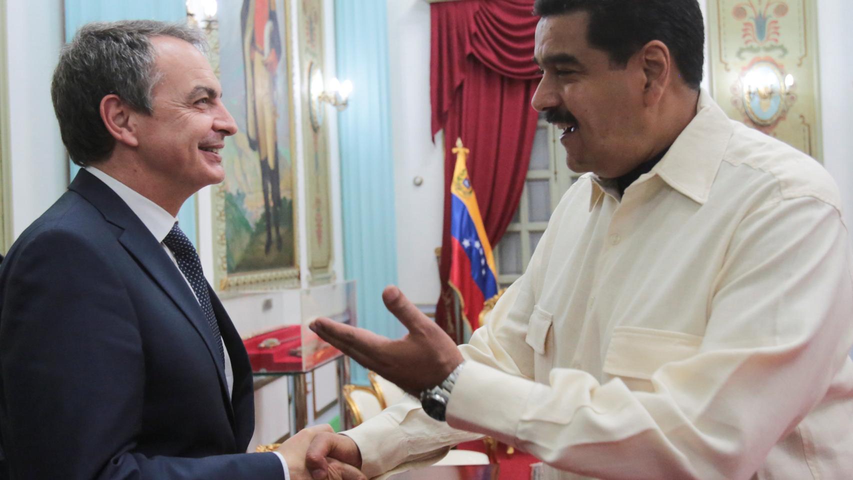 Rodríguez Zapatero saludando a Nicolás Maduro en Caracas, el 19 de mayo.
