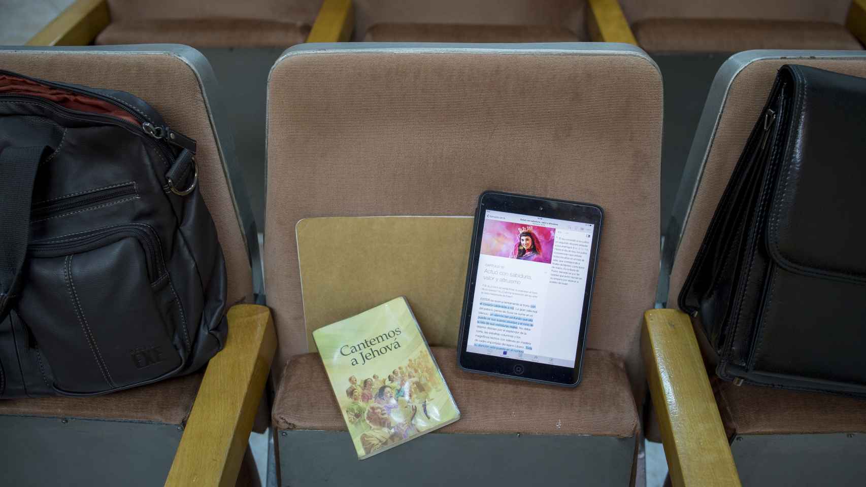 Las tablets y los libros que los testigos de Jehová emplean para el estudio de la Biblia.