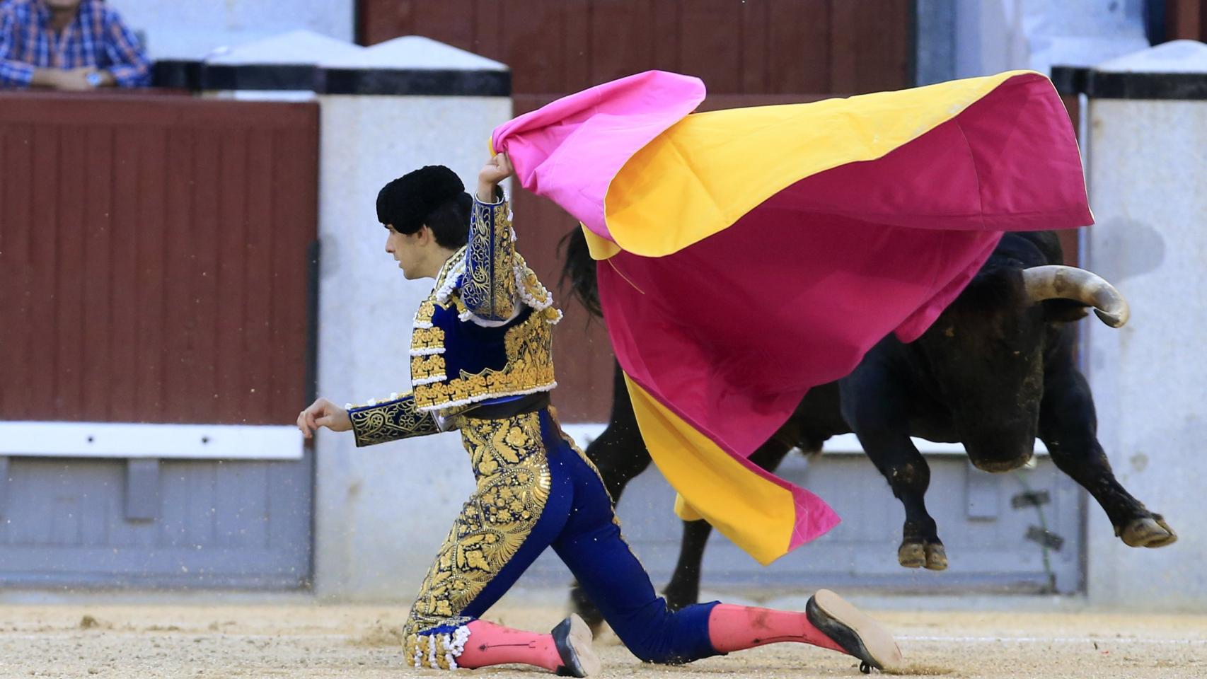 El diestro Alberto López Simón recibe a porta gayola a su segundo.