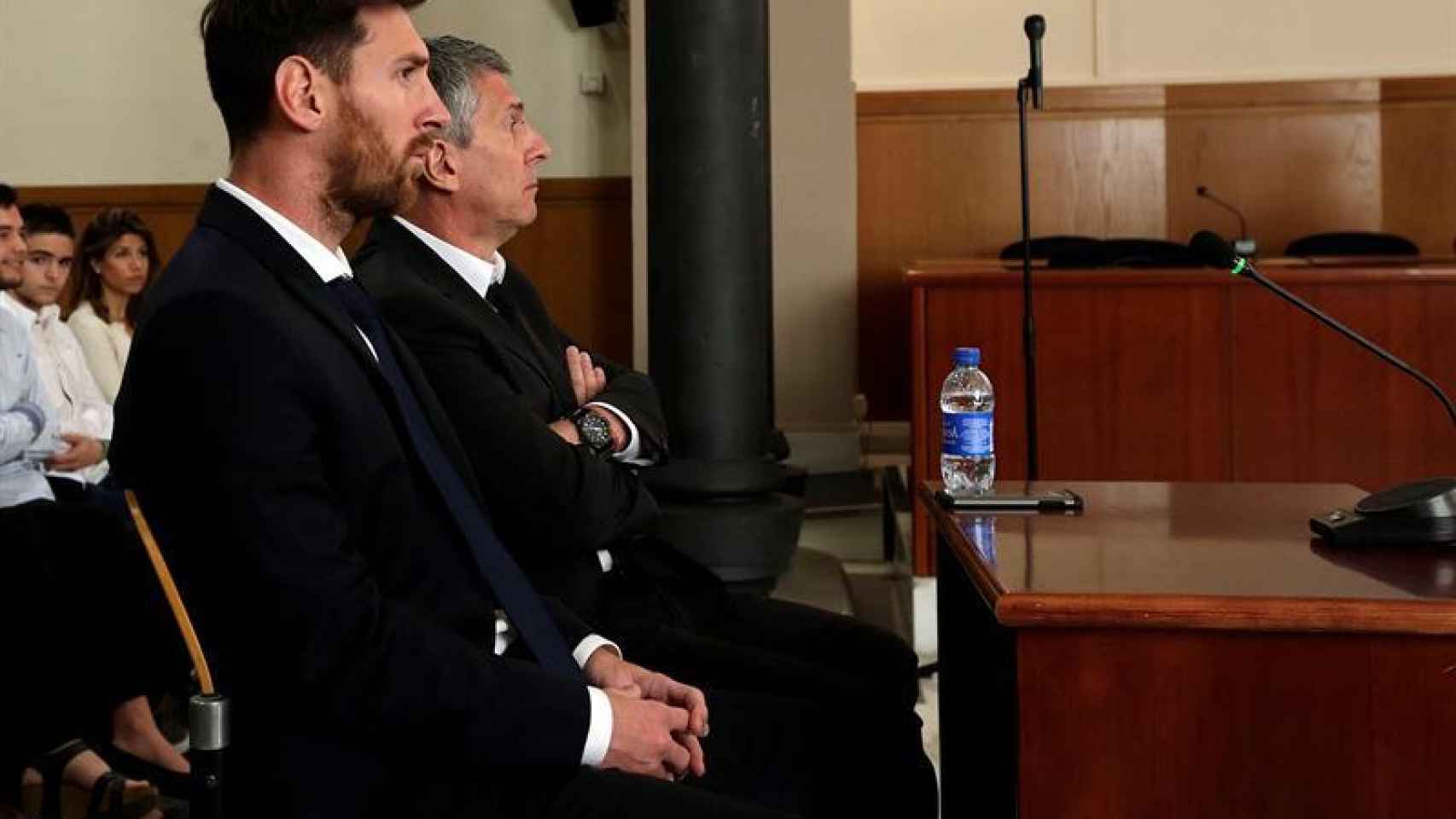 El jugador del FC Barcelona Lionel Messi y su padre, Jorge Horacio Messi, en la sala de la Audiencia de Barcelona.