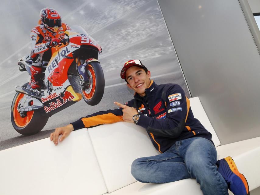 Marc Márquez posa ante una foto suya, en el hospitality de Honda.