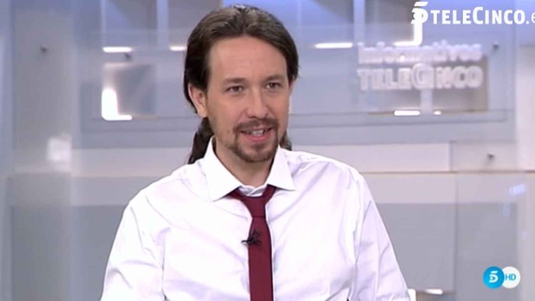 Con corbata, Iglesias acudió al informativo estrella de Telecinco, presentado por Pedro Piqueras.