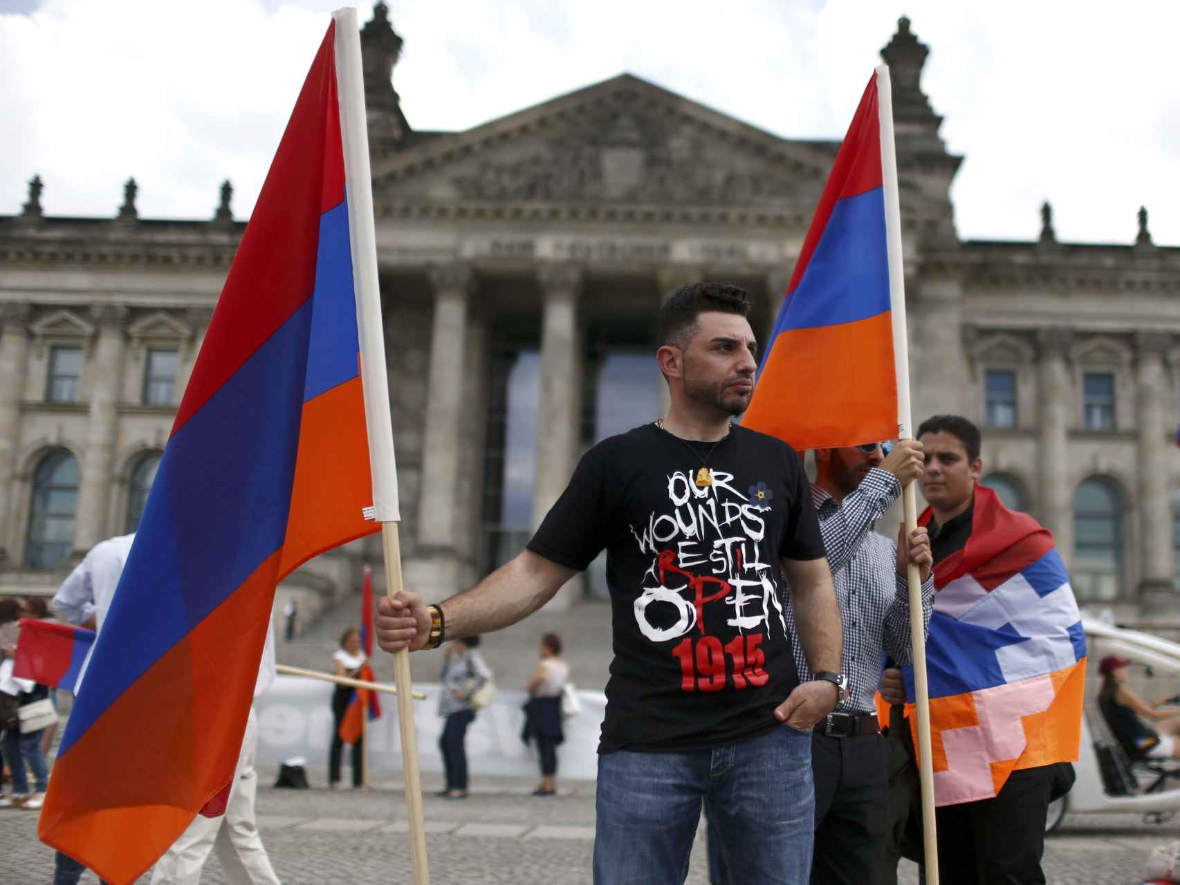 Manifestantes armenios ondean sus banderas frente al Parlamento alemán.