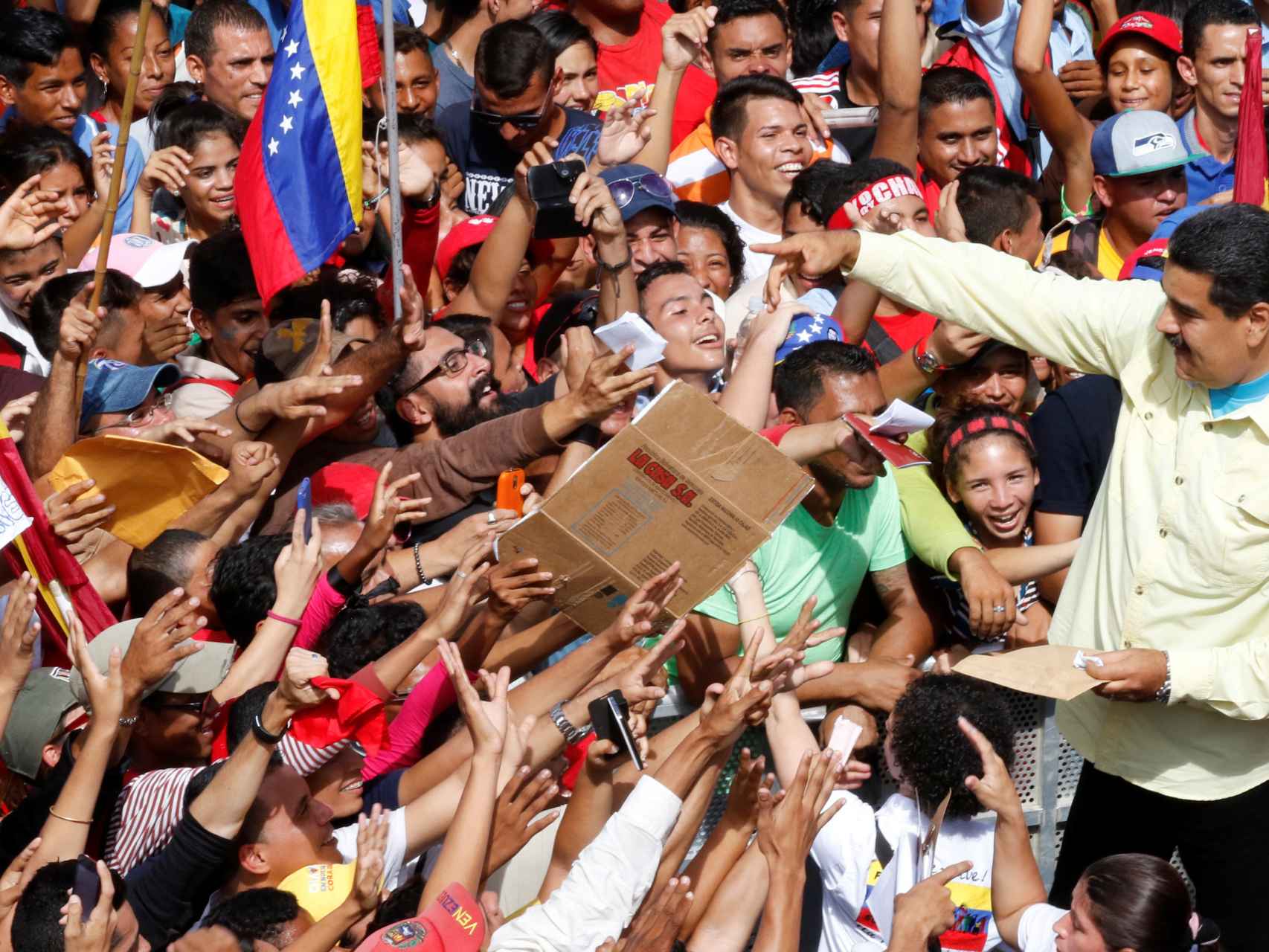 Maduro, rodeado de sus seguidores en Caracas.