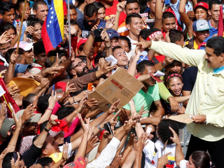 Maduro, rodeado de sus seguidores en Caracas.