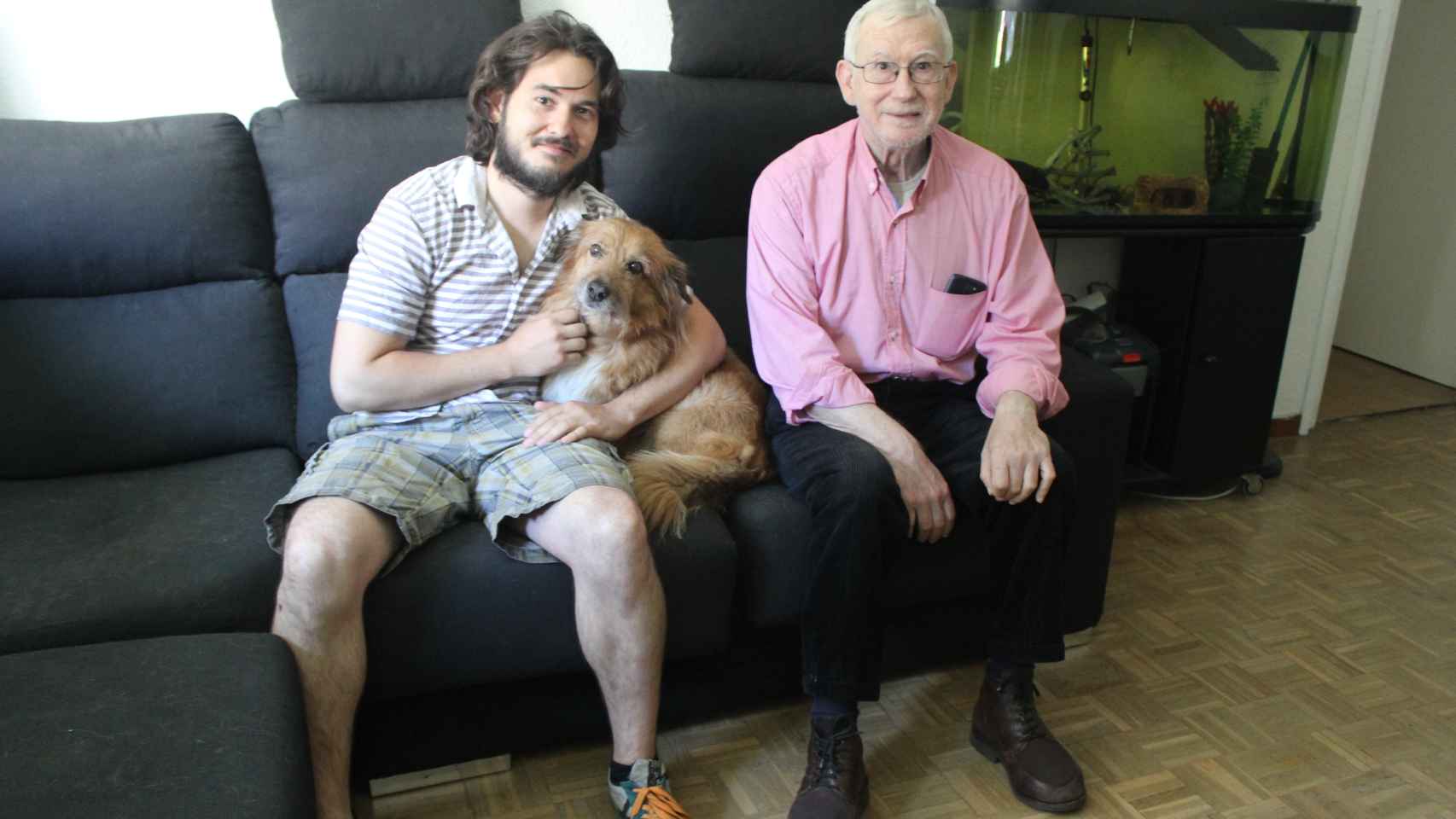 Josué, con su perro Tichu y Pedro, su nuevo compañero de piso.