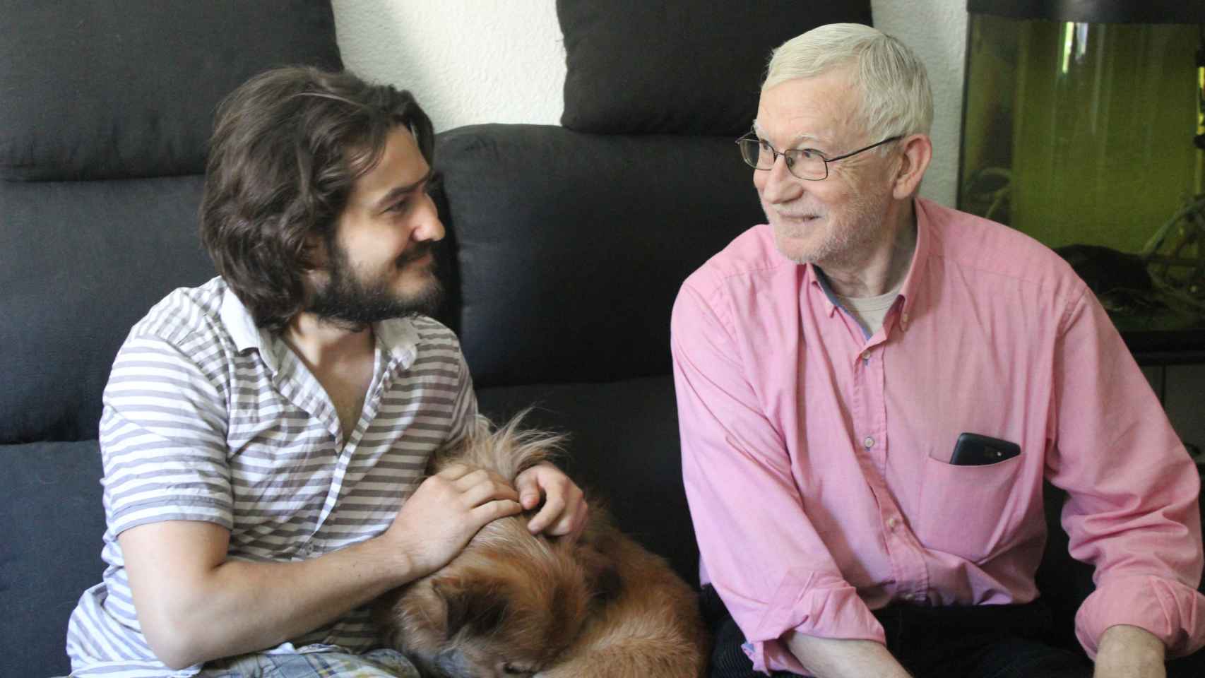 Pedro, en su nuevo hogar, con Josué y el perro Tichu