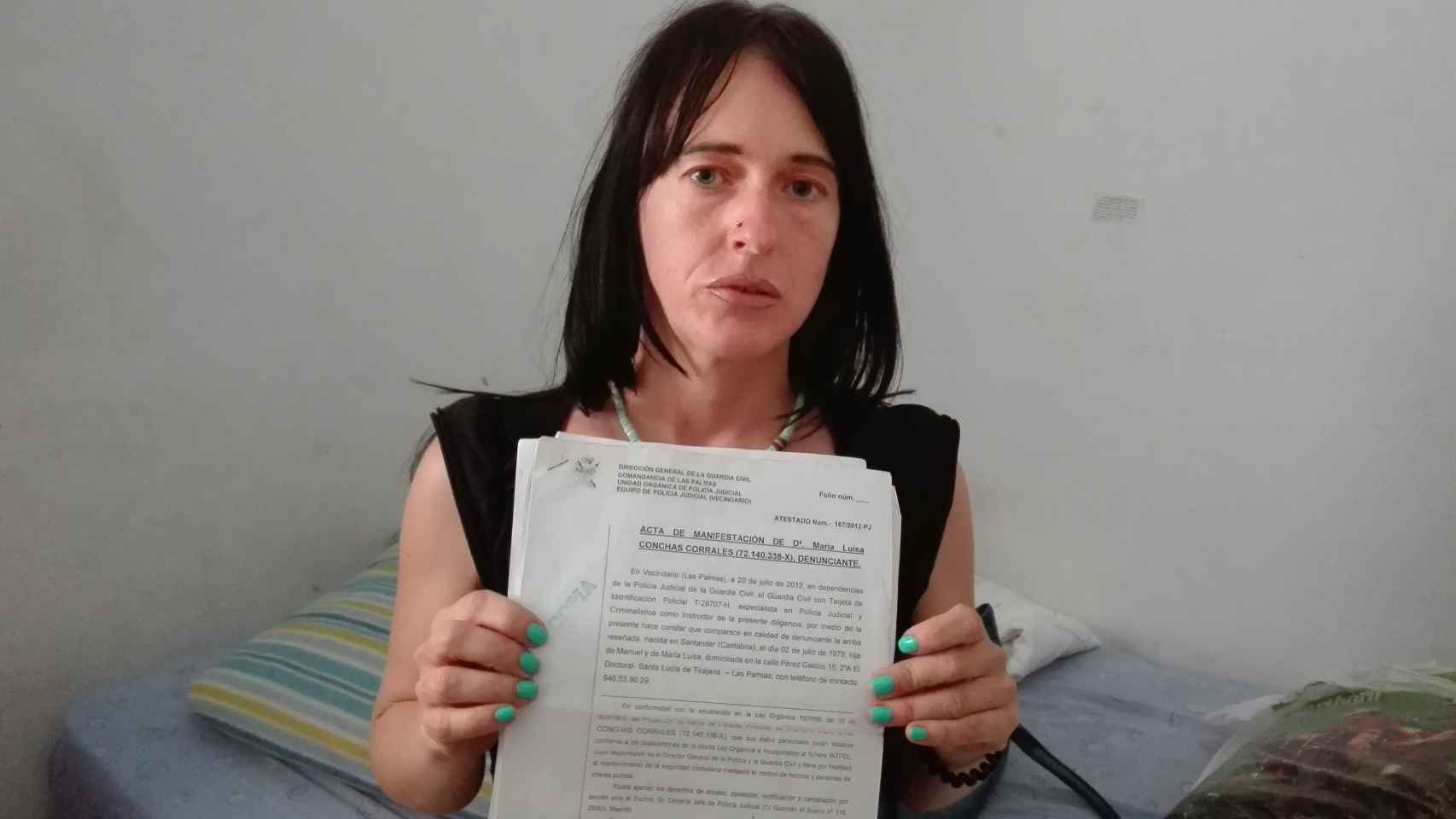 Marisa, la madre de J., muestra la denuncia puesta contra Antonio Ojeda en 2012.