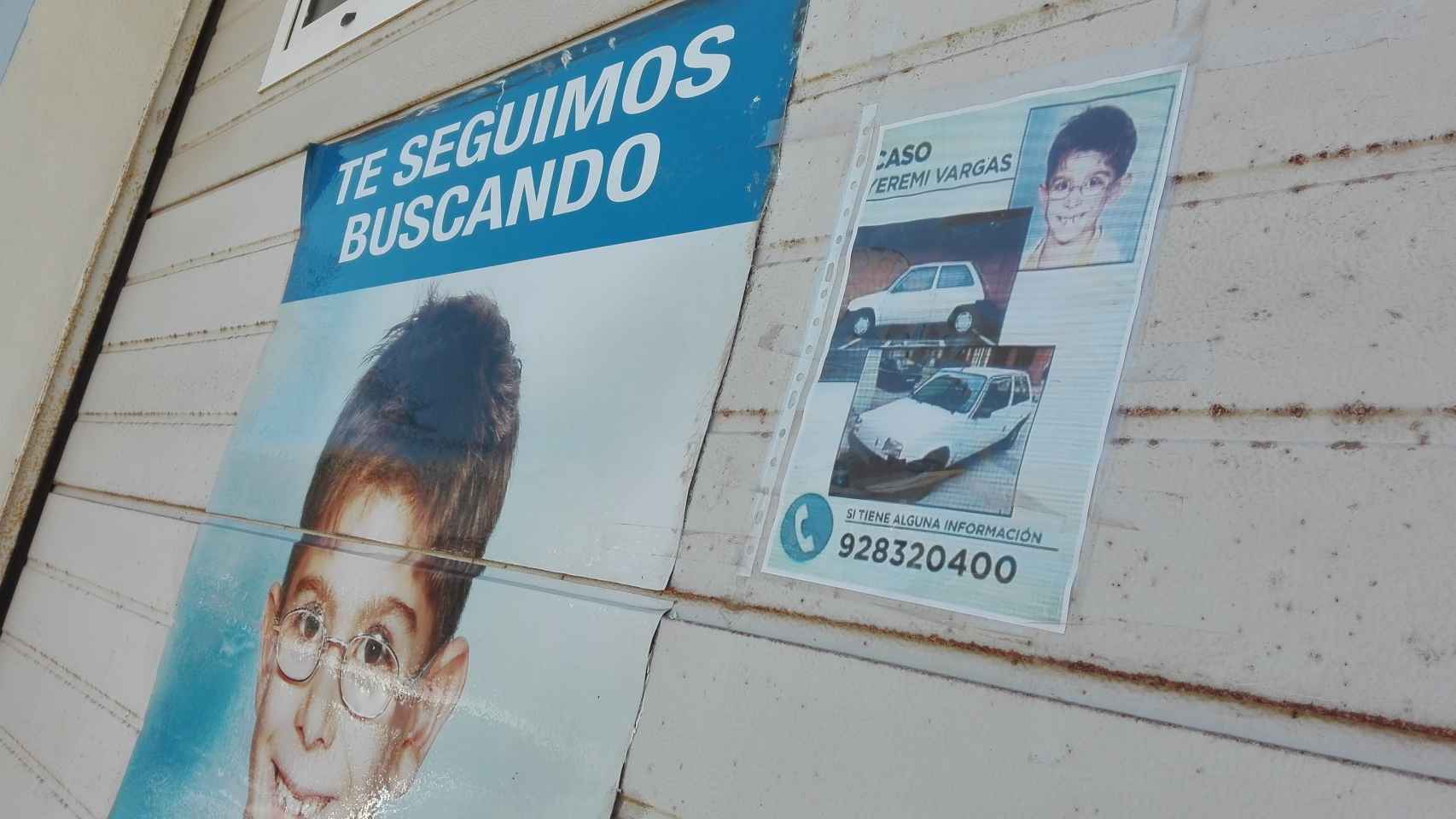 Fachada de la vivienda de los abuelos de Yéremi Vargas, con carteles con su foto.