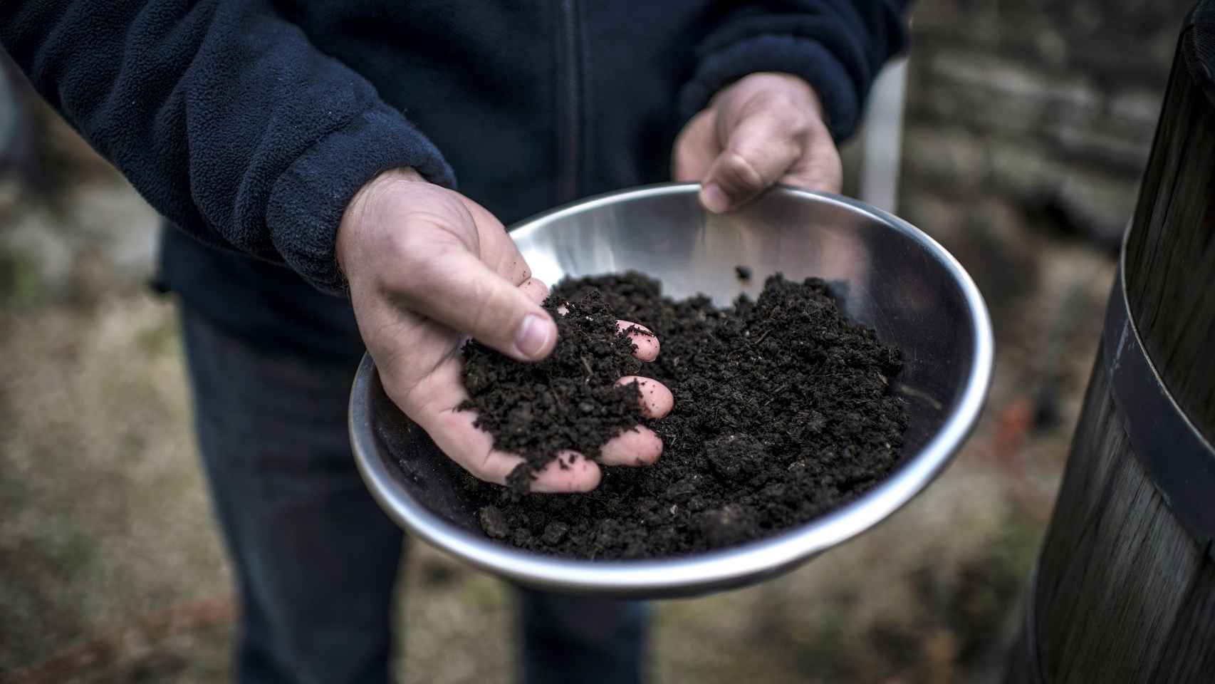 Un agricultor biodinámico prepara compost.