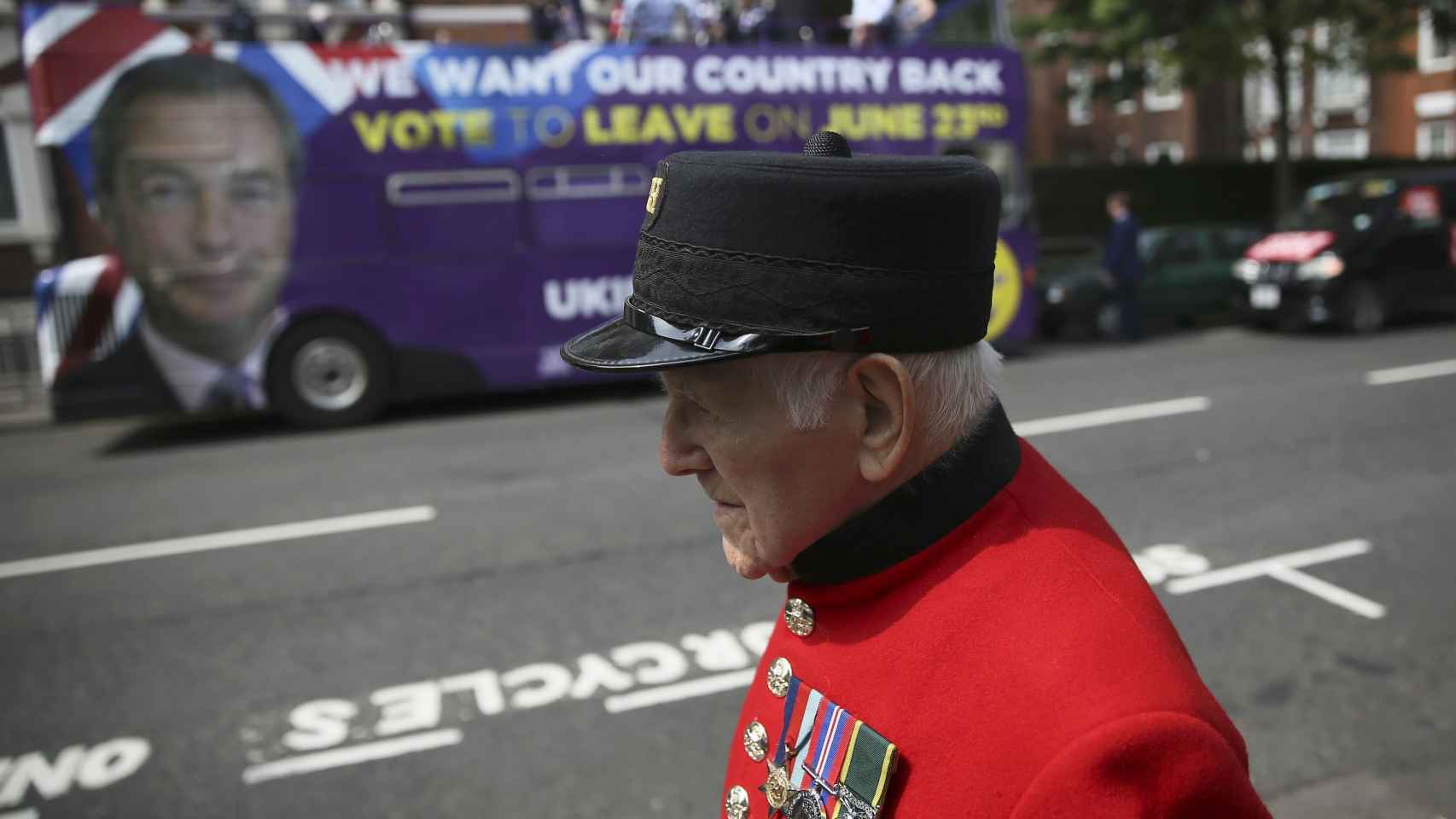 Un pensionista pasa por delante de un bus de la campaña pro-brexit/Neil Hall/Reuters