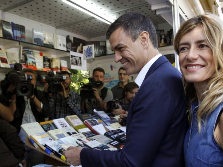 Pedro Sánchez en su visita de este año a la Feria del Libro de Madrid.