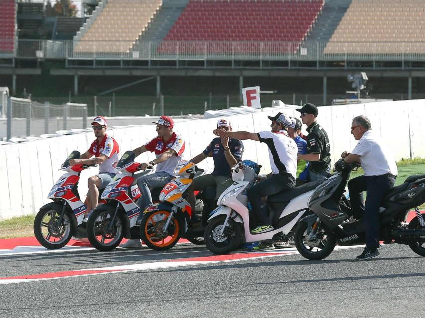 Pilotos y miembros de Dorna supervisan la zona en la que se modificará la pista de Montmeló.