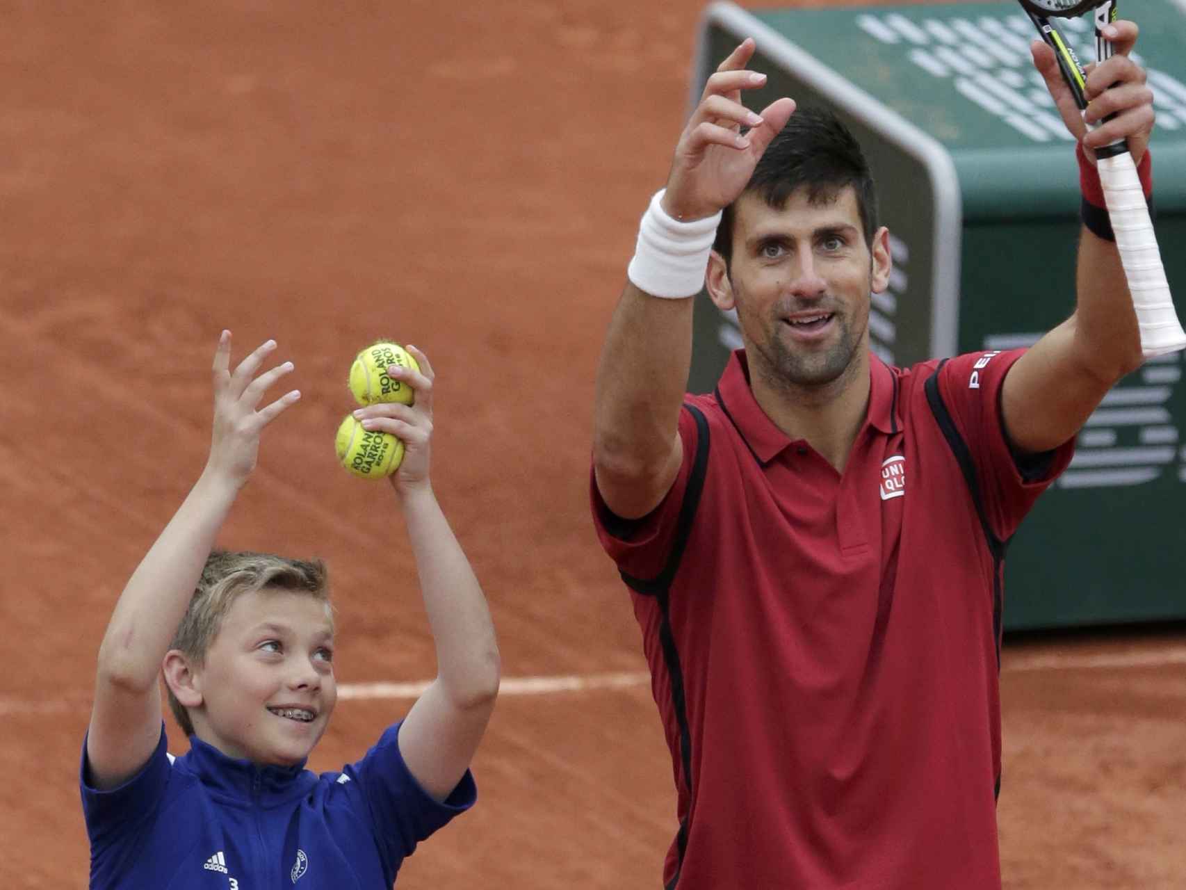 Djokovic celebra su victoria para pasar a la final de Roland Garros.