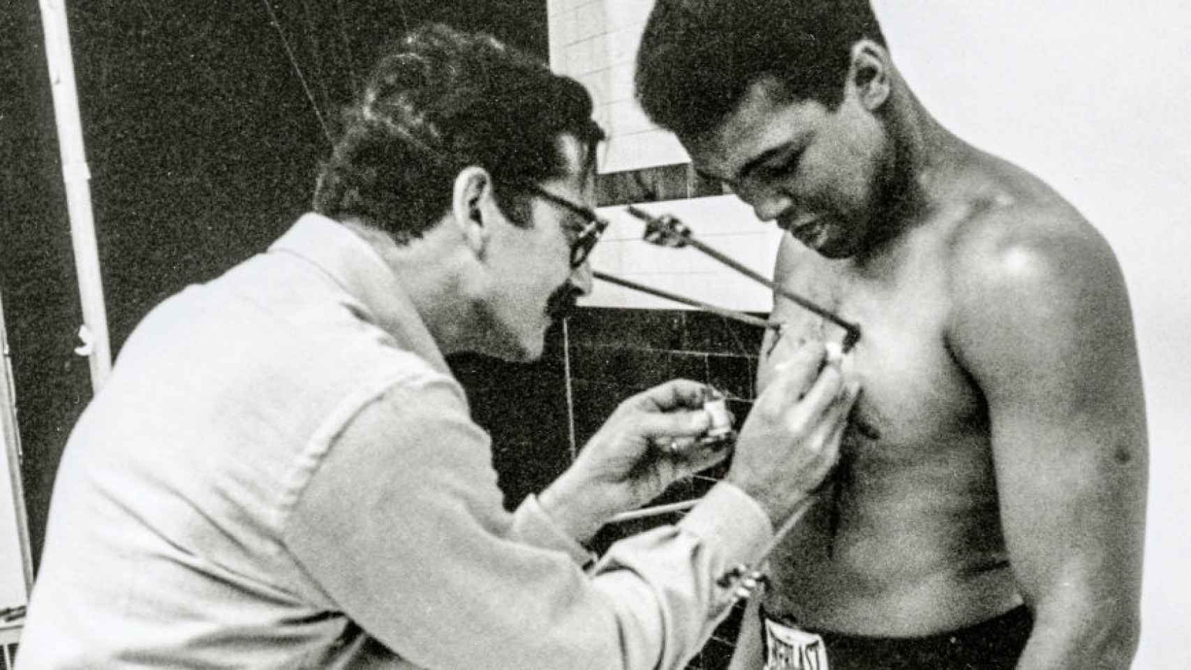 Carl Fisher junto Muhammad Ali en abril de 1968.