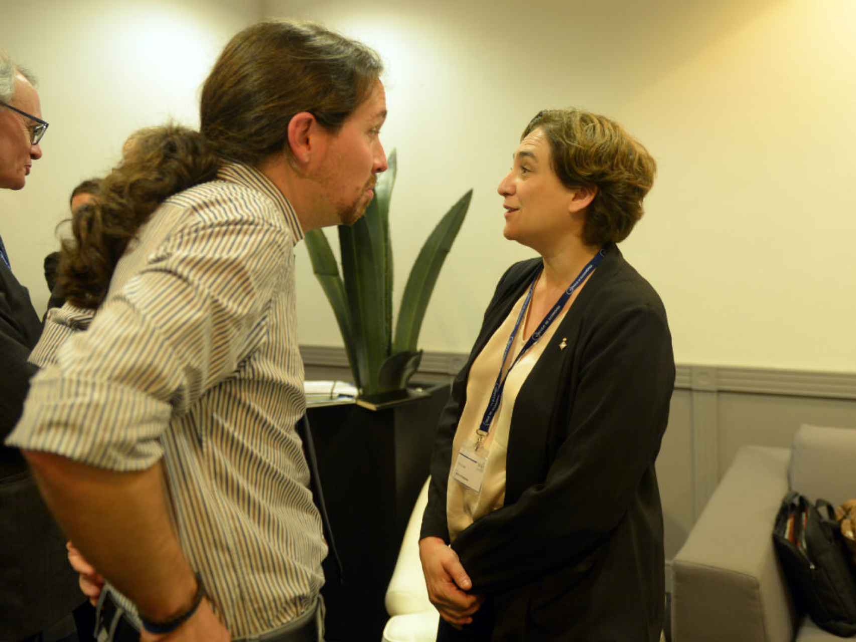 Pablo Iglesias conversa con la alcaldesa de Barcelona, Ada Colau.