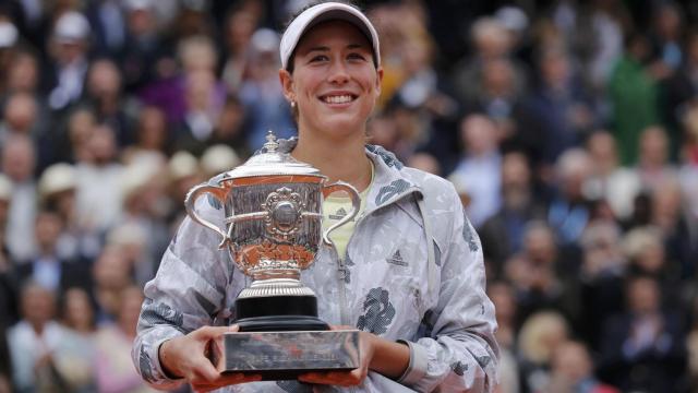 Garbiñe Muguruza posa tras ganar Roland Garros.