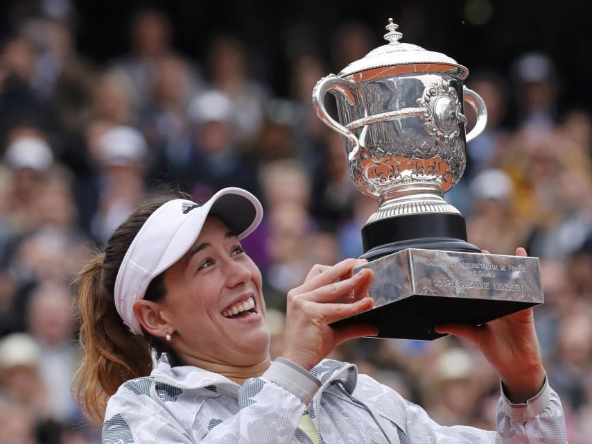 Garbiñe Muguruza levanta la copa de Roland Garros.