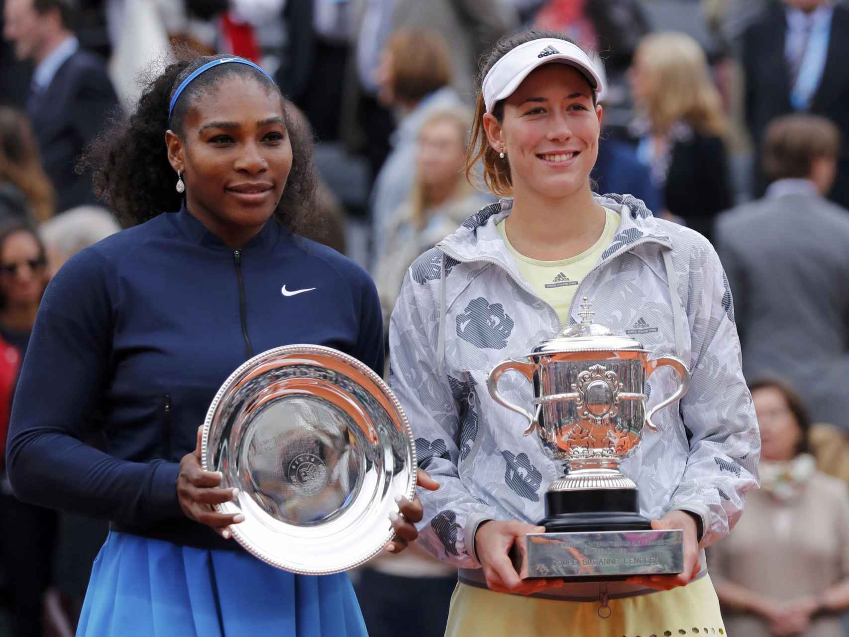 Garbiñe posa junto a Serena, su rival.