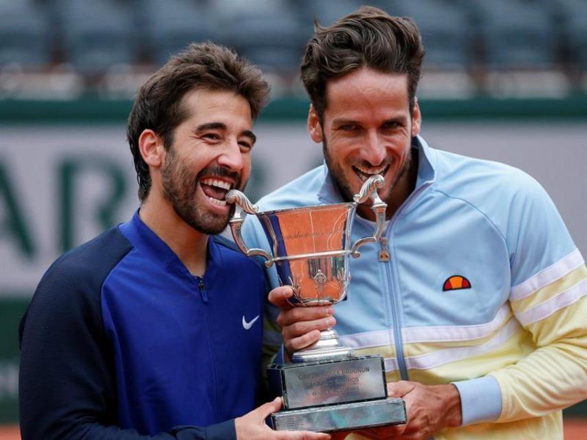 Feliciano y Marc López celebran el título de dobles de Roland Garros.