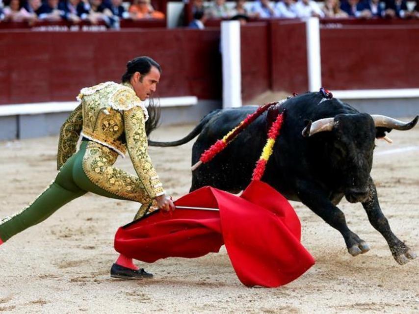 El diestro Uceda Leal durante la lidia con su primero.