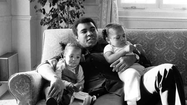Muhammad Ali, con sus hijos.