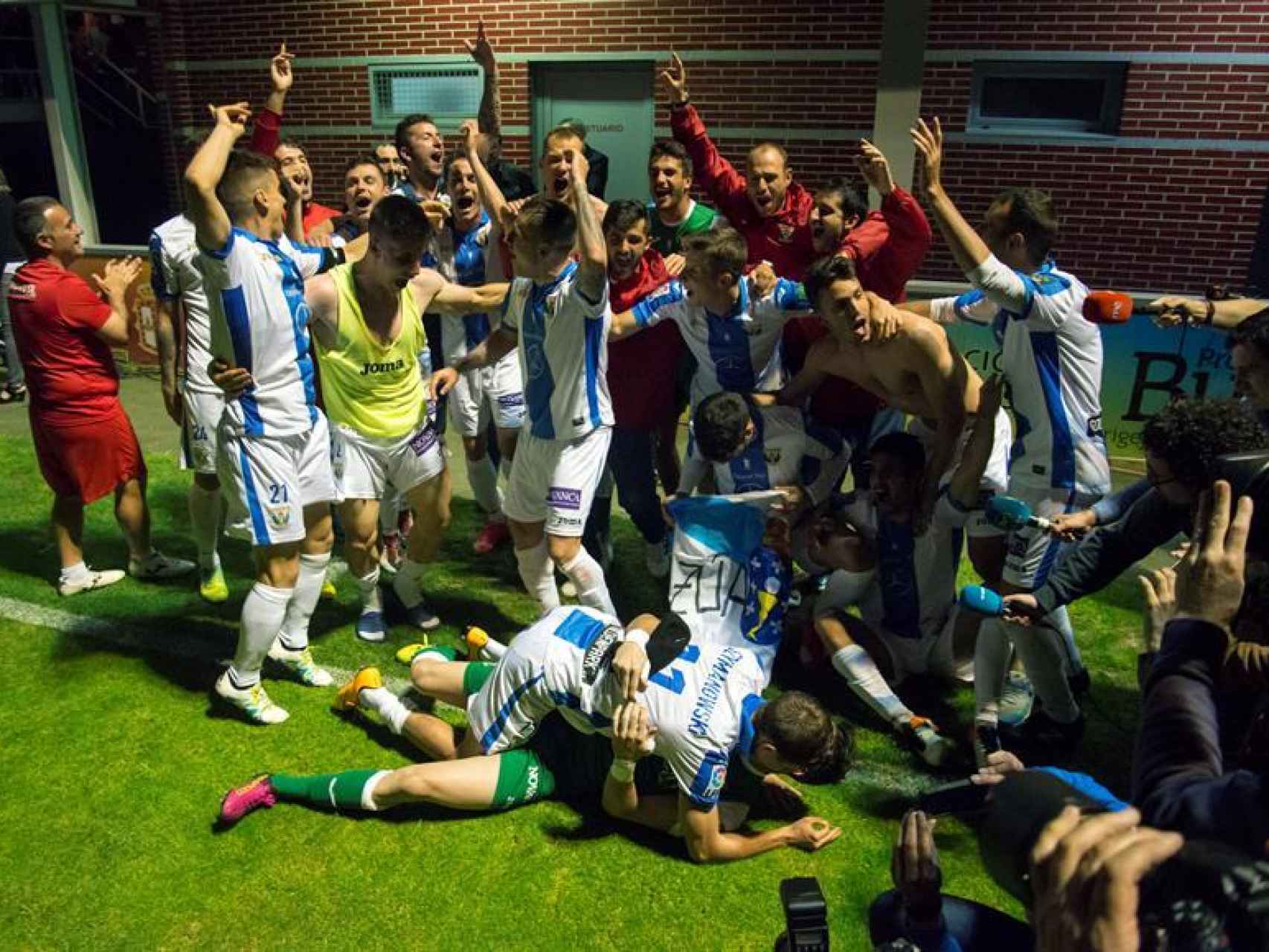 Los jugadores del Leganés celebran el ascenso.