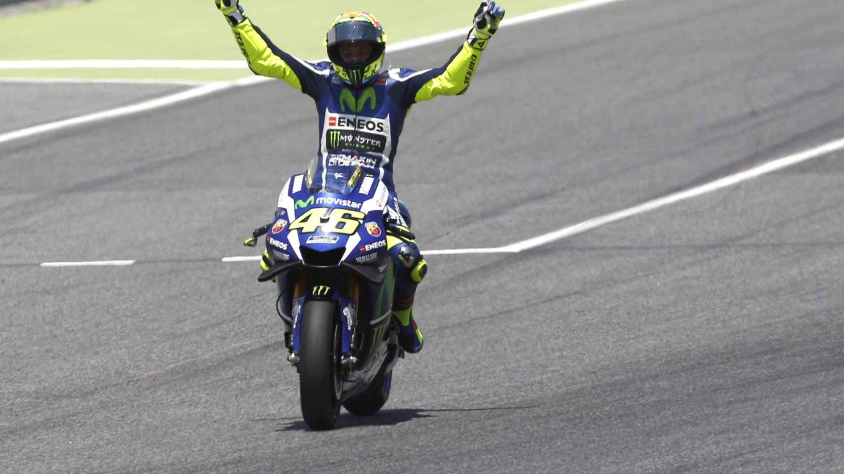 Rossi celebra su victoria en Montmeló.