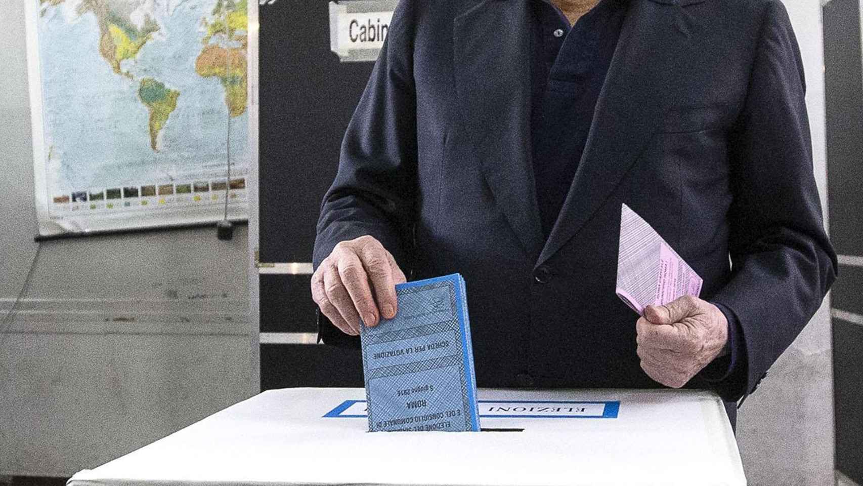 Berlusconi votando en las pasadas elecciones municipales italianas