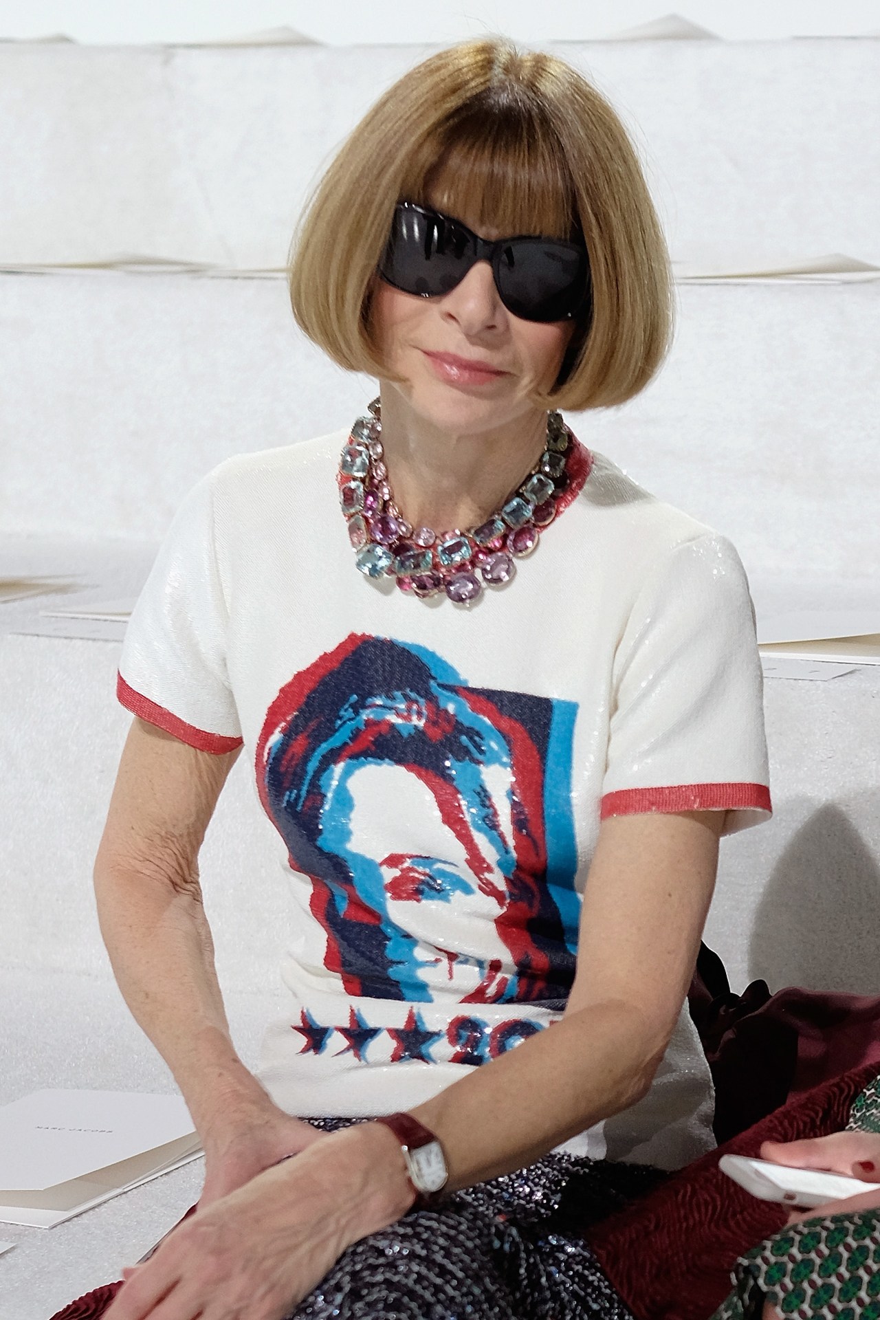 Anna Wintour con camiseta de Marc Jacobs.