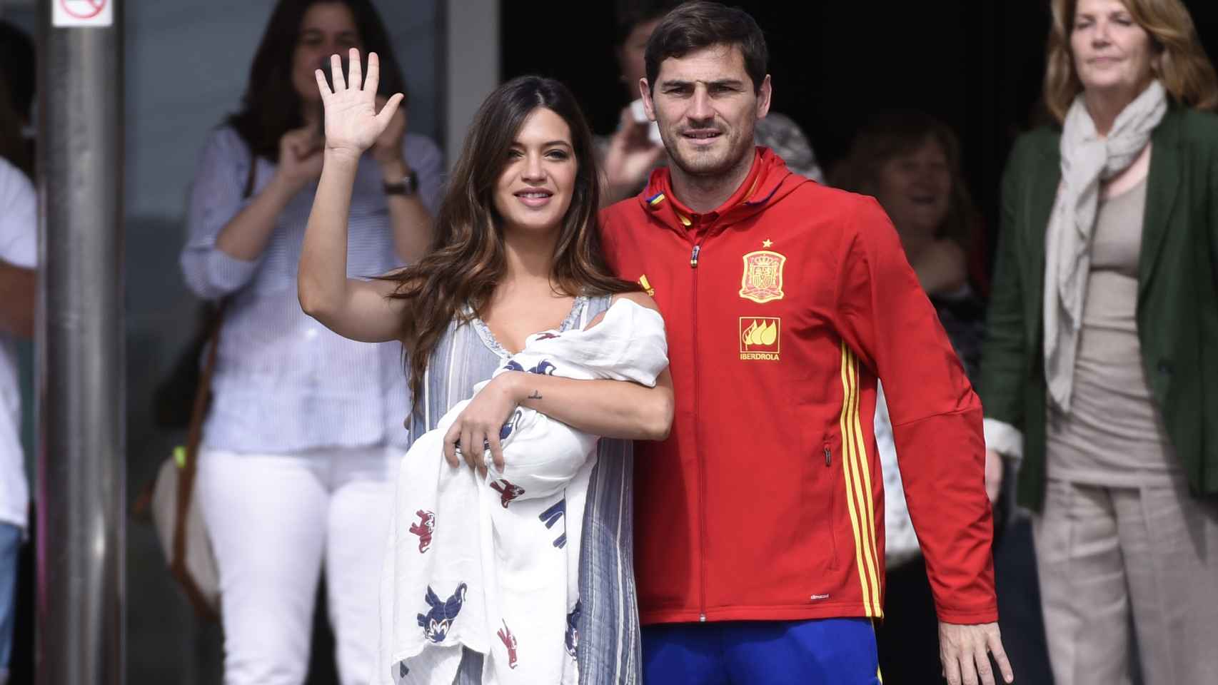 Sara Carbonero e Iker Casillas abandonando la clínica Ruber