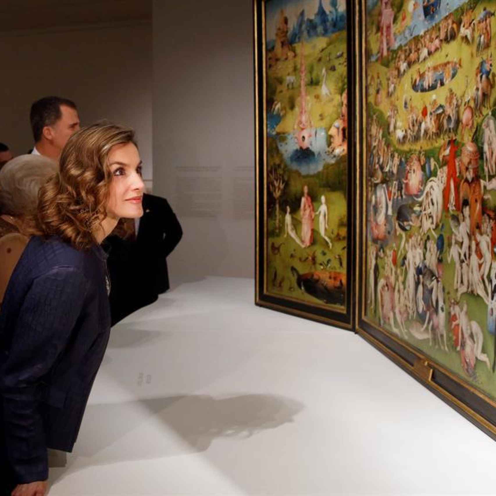 La reina observa el tríptico de El jardín de las delicias, en la exposición del Prado.