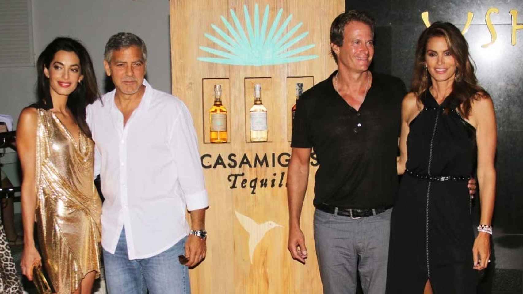 De izquierda a derecha: Amal Clooney, George Clooney, Rande Gerber y CIndy Crawford, posando para la marca de tequila Casamigos.