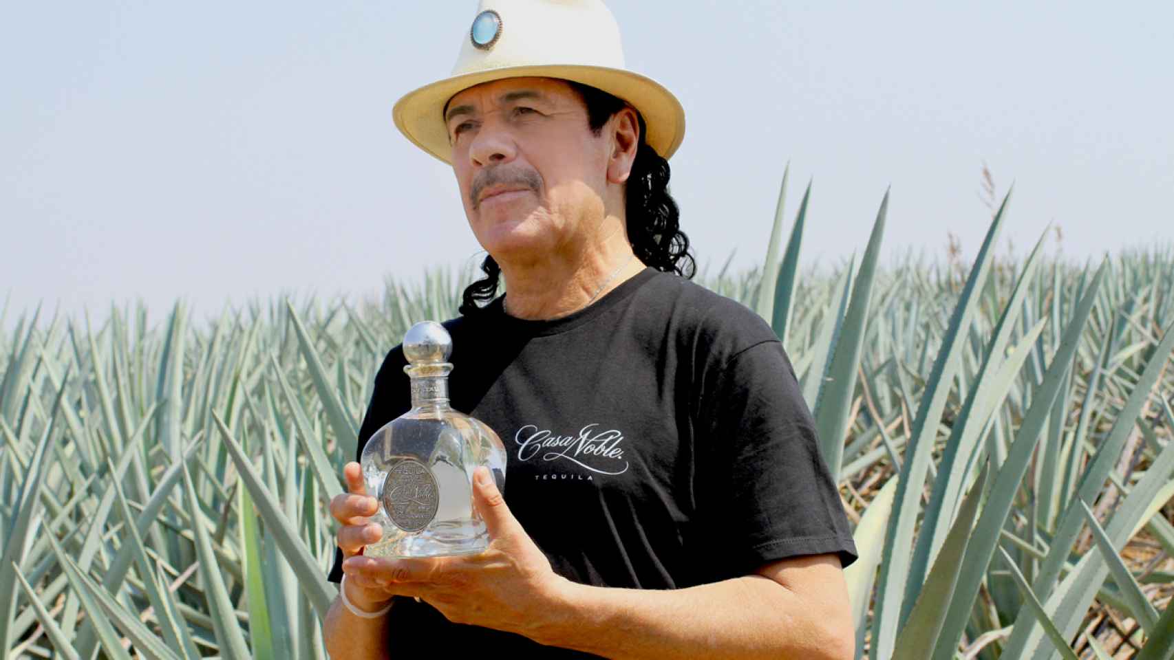 El músico Carlos Santana muestra orgulloso su tequila, Casa Vieja.