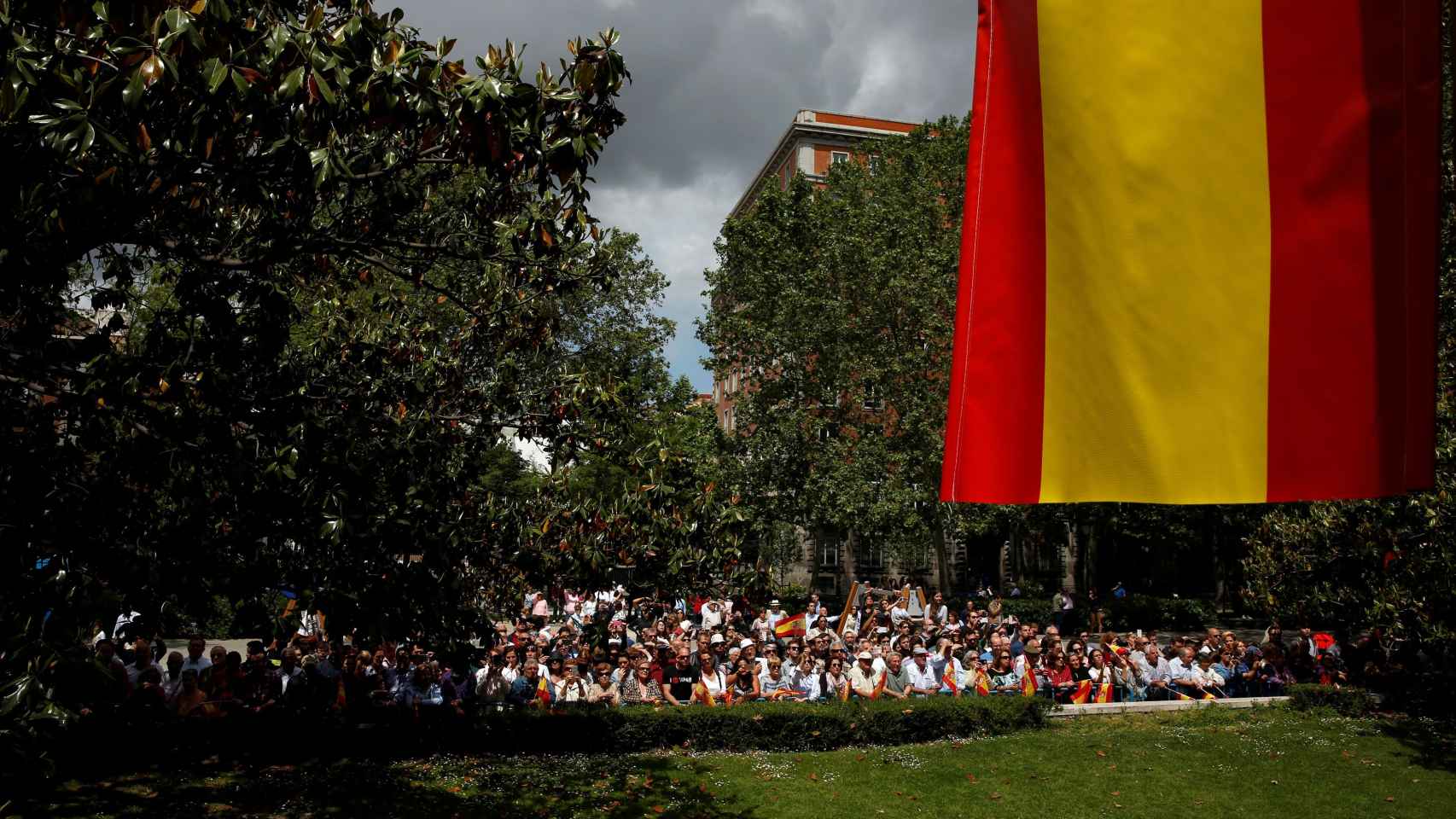 Bandera española el día de las fuerzas armadas/Susana Vera/Reuters