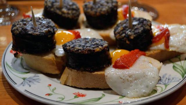 Una deliciosa tapa de morcilla con huevo y pimiento (cojonuda) en Casa Pancho.