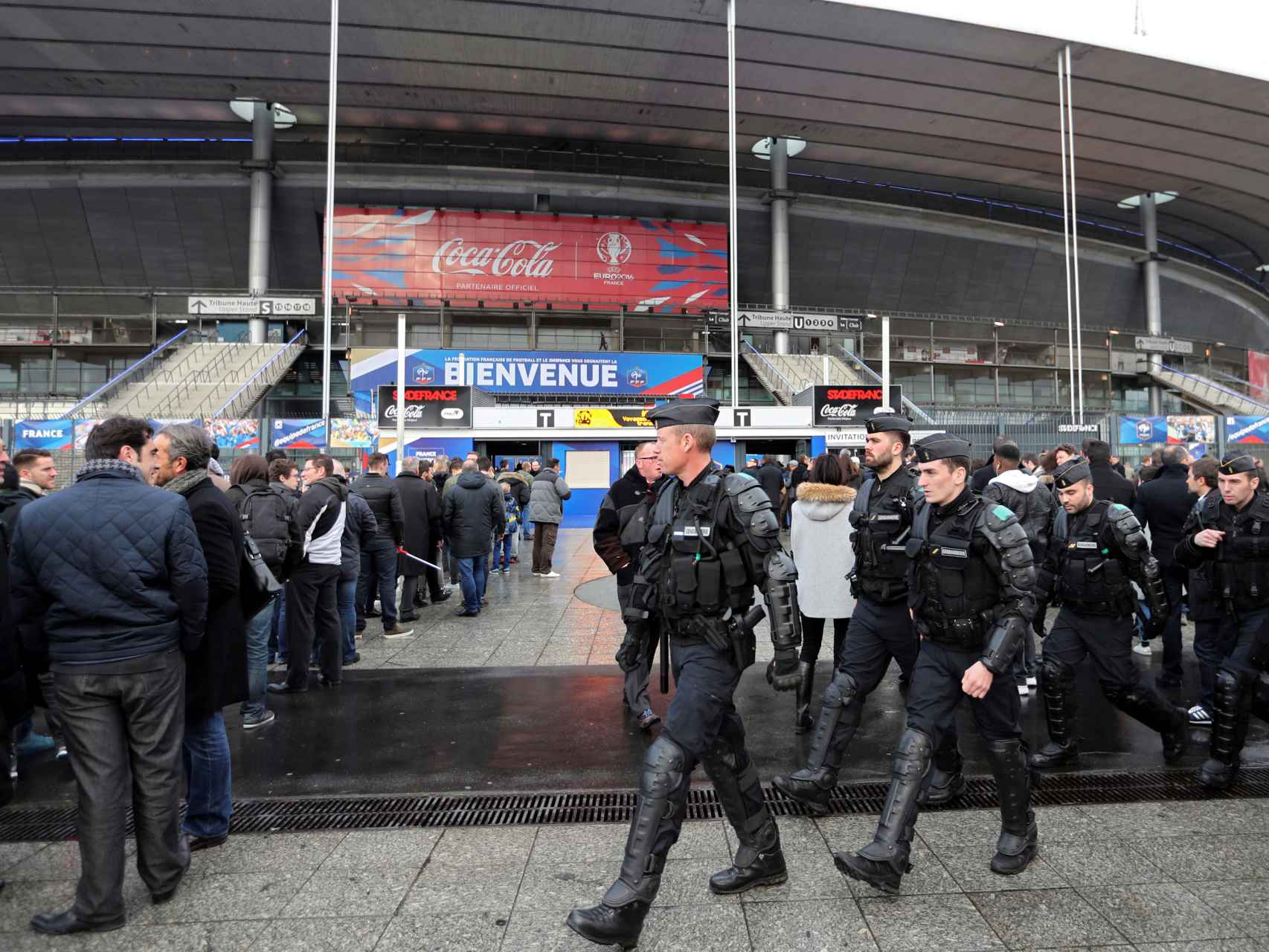 Los agentes de seguridad hacen pruebas cerca del Stade de France.