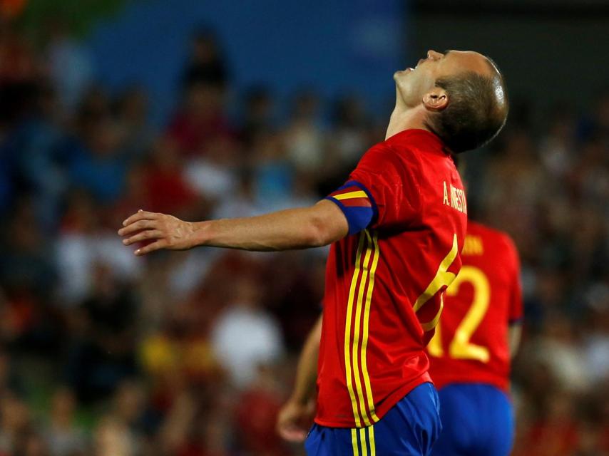 Iniesta, lamentándose tras el partido contra Georgia.