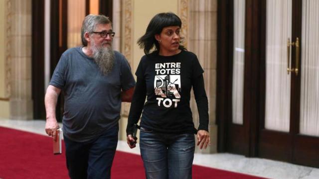 Los diputados de la CUP, Joan Garriga y Anna Gabriel en el Parlament