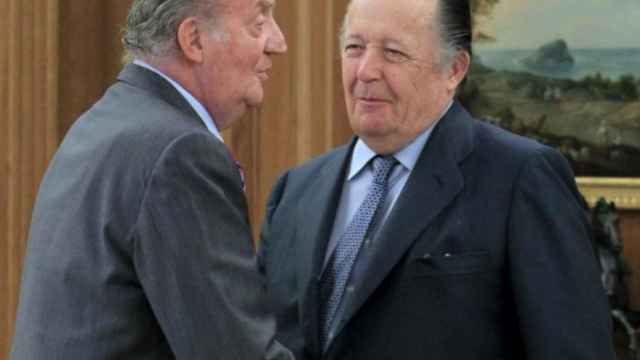 El rey emérito Juan Carlos I saluda al infante don Carlos en un acto en 2012.