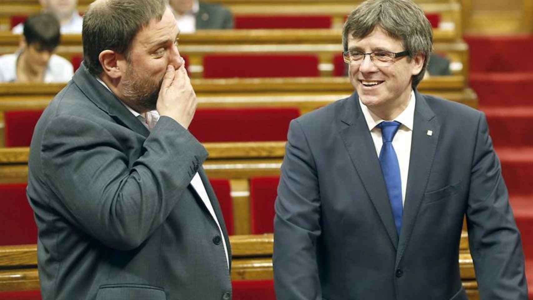 Puigdemont y Oriol Junqueras, en el Parlament.