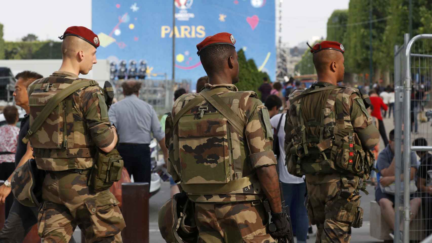 Militares vigilan la zona de la Torre Eiffel en los días previos a la Eurocopa 2016.